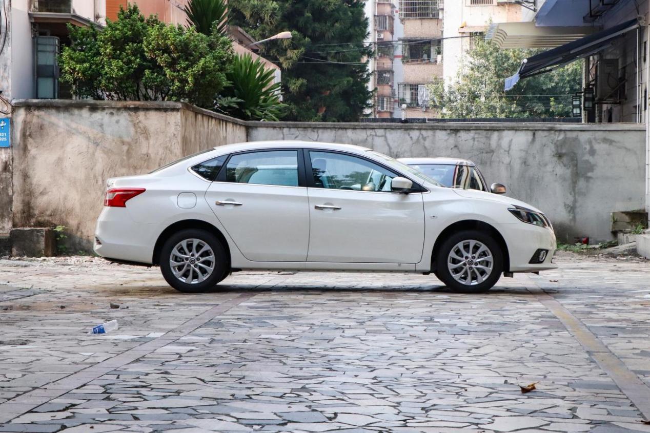 Nissan Sylphy 1.6L Standard（15ª Generación） foto 2